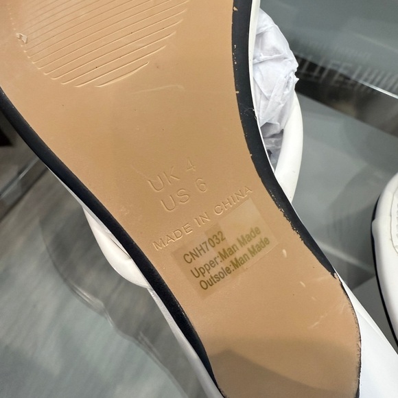 Prettylittle Thing Round Toe Thong Mid Heel White Mules NEW (sz 6) - Picture 6 of 7